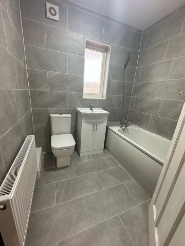 5 Bed Detached House, East Ham Roman Road, E6 - Photo 3