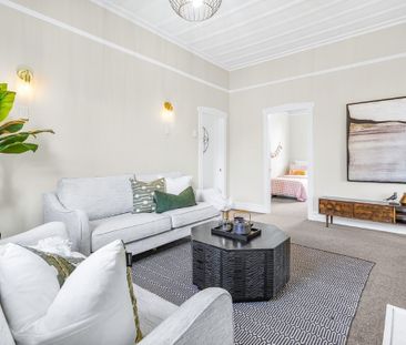 This beautifully renovated 1910s villa combines classic charm with ... - Photo 1