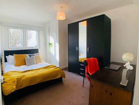4 Bed Flat, Manchester Road, E14 - Photo 2