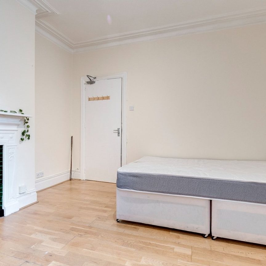 Room in a Shared Flat, Durnsford Road, SW19 - Photo 1