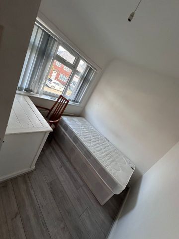 Room in a Shared House, Amberton Crescent, LS8 - Photo 2