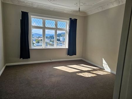 4 bedroom flat in Newtown close to hospital - Photo 2