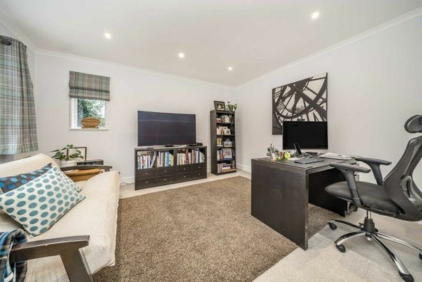 Kingswood Avenue, Hampton, TW12 - Photo 1