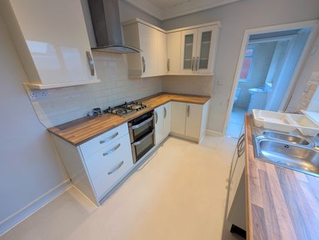 A 3 Bedroom Terraced - Photo 4