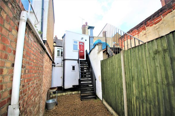 1 bed apartment to rent in Station Road, London, NW7 - Photo 1