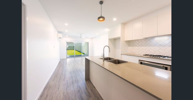 Luxury Living in Coral Cove - Light, Bright & Airy - Photo 1