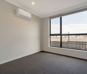 Brand New 4 bedroom townhouse overlooking large park! - Photo 2