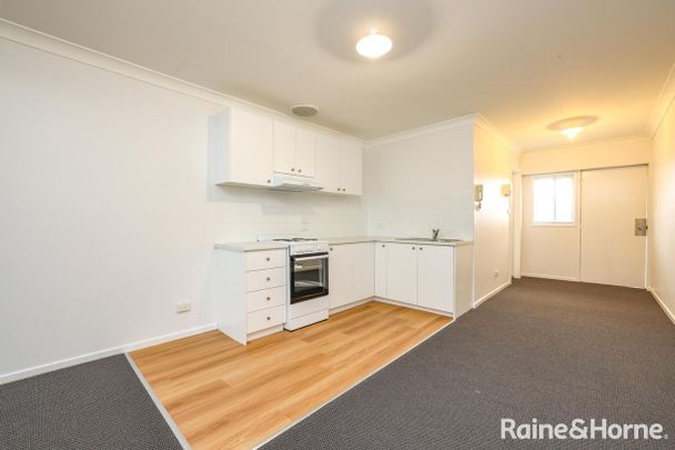 freshly renovated- Available 13.10.25 - Photo 1
