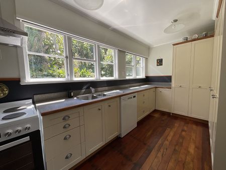 CHARM MEETS CONVENIENCE IN CITY CENTRAL - Photo 3