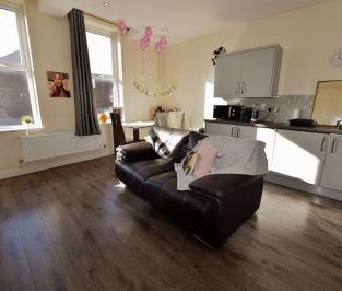 2 bedroom Flat in Otley Road, Leeds - Photo 6