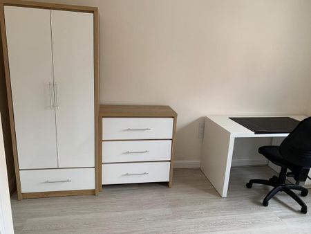 4 bedroom semi-detached house to rent - Photo 4