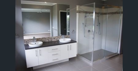 Open plan living in this big family home - Photo 3