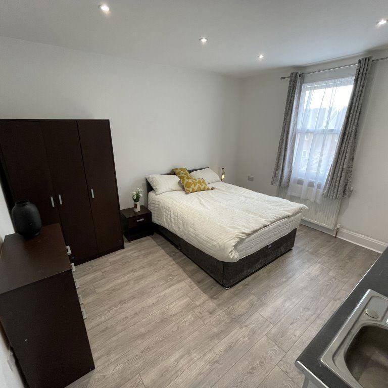 1 bedroom in a house share to rent - Photo 1