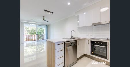 Modern Three-Level Townhouse in a Quiet Boutique Complex - Photo 4