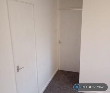 3 bedroom flat to rent - Photo 6