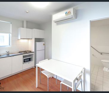 FULLY FURNISHED APARTMENT! CITY LIVING! - Photo 4