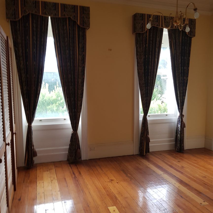 East Melbourne - Photo 1