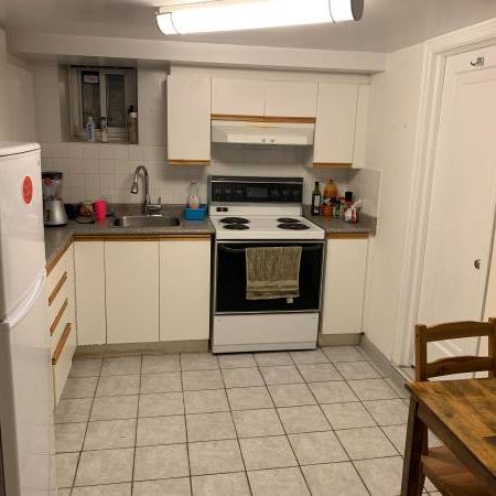 Large Basement Apartment for Rent - All Incl $1400 - Photo 3