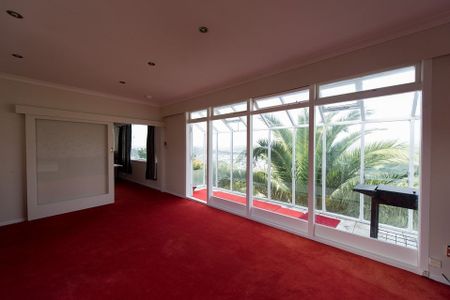 Kingston Gem: Spacious 5-Bedroom Family Home with - Photo 4