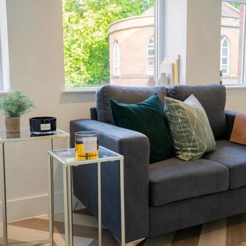 Large Studio Apartment - Photo 1