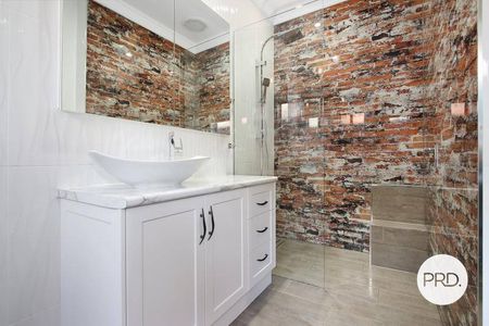 AMAZING LOCATION, STUNNING TOWNHOUSE! - Photo 5