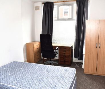 4 bedroom terraced house to rent - Photo 3