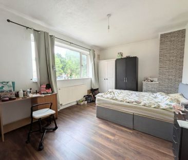 Price £2,100 pcm - Available 14/07/2026 - Part Furnished - Photo 3
