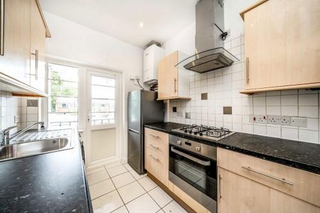 2 bedroom flat to rent - Photo 2