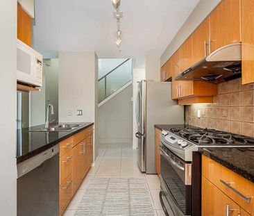 1077 Marinaside Crescent town house — Vancouver, BC (2-Bedroom) - 2... - Photo 2