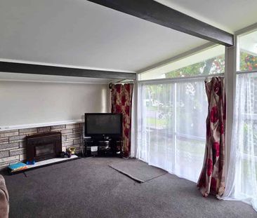 Tidy 3 bedroom home with spacious section - Photo 5