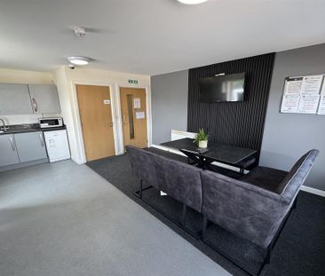 1 bedroom in a flat share to rent - Photo 6