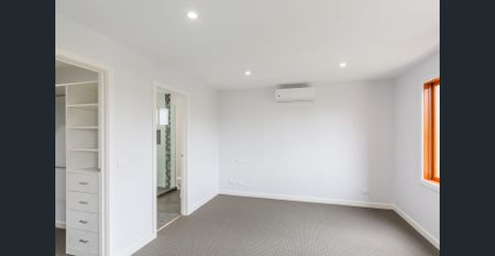 Modern House with Fireplace & seperate Study - Photo 2