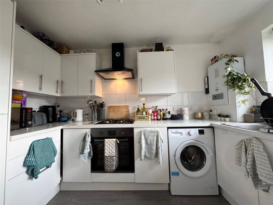 2-Bedroom Flat in Purley – Prime Location - Photo 1