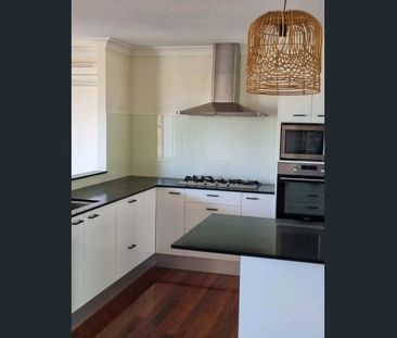 Lovely Large Family 3 Bedroom Home with water views - Photo 3