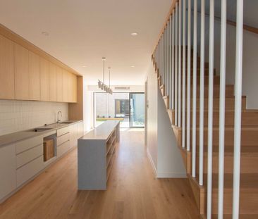 Architecturally crafted townhouse - Photo 6