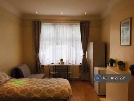 1 bedroom in a house share to rent - Photo 2