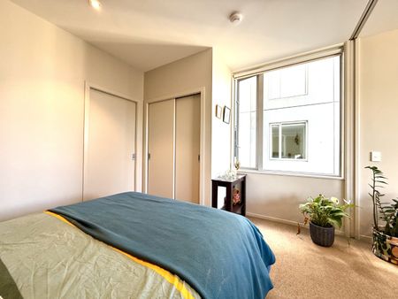 City Living - 2 Bedroom Apartment with secured covered car park - Photo 4