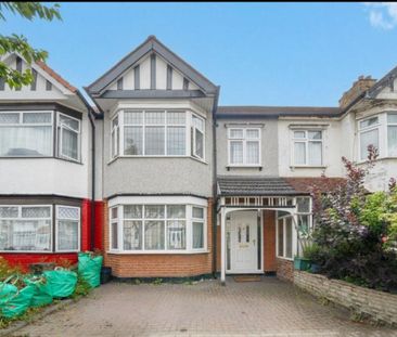 3 Bed Terraced House, Brockham Drive, IG2 - Photo 2