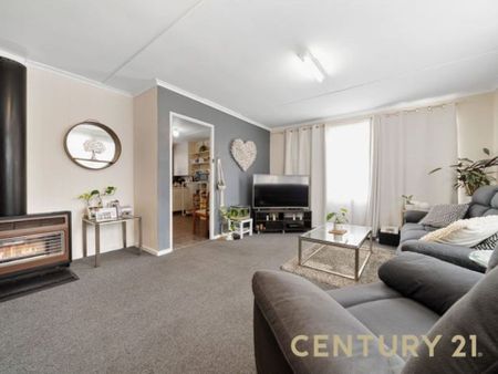 Charming 3 Bedroom Home! - Photo 2