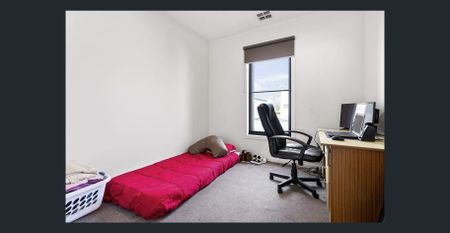 Stylish Reverse-Living Townhouse in the Heart of the East Estate - Photo 5