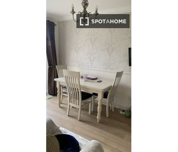 Room for rent in 4-bedroom house in Naas - Photo 1