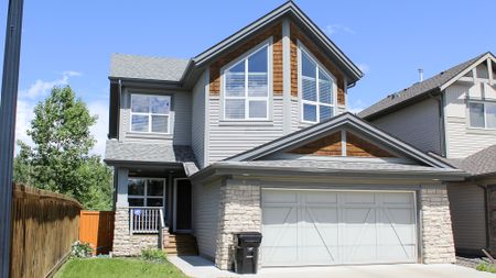 Elegant Family Home Backing Onto A Forested Ravine In Springbank Hill. - Photo 3