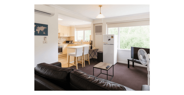 4- Bedroom fully Furnished unit in Toorak with City views. With Tram and Train station at Doorstep - Photo 1