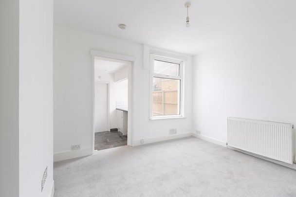 2 bedroom end of terrace house to rent - Photo 1