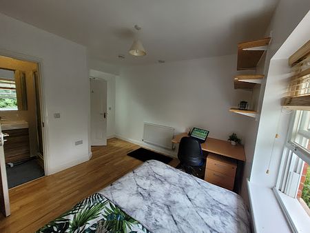 Room 5 Available, Riverside En Suite, 11 Bedroom House, Willowbank Mews – Student Accommodation Coventry - Photo 5