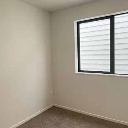 Stunning Four Bedroom Townhouse - Photo 3