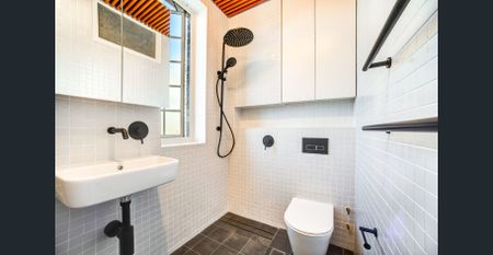 Light-Filled One-Bedroom Apartment with City Skyline Views & Rooftop Terrace - Photo 4