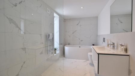 The Mount, Hale Barns, Altrincham, WA15 - Photo 3