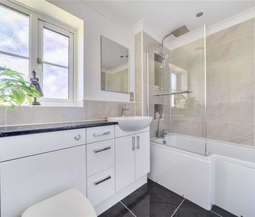 A beautifully presented, spacious four-bedroom property in a desira... - Photo 5