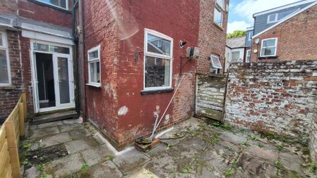 4 bedroom semi-detached house to rent - Photo 2